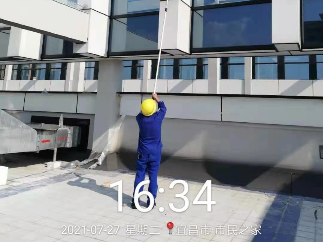 盛夏開荒保潔，工程部”不畏酷暑創佳績
