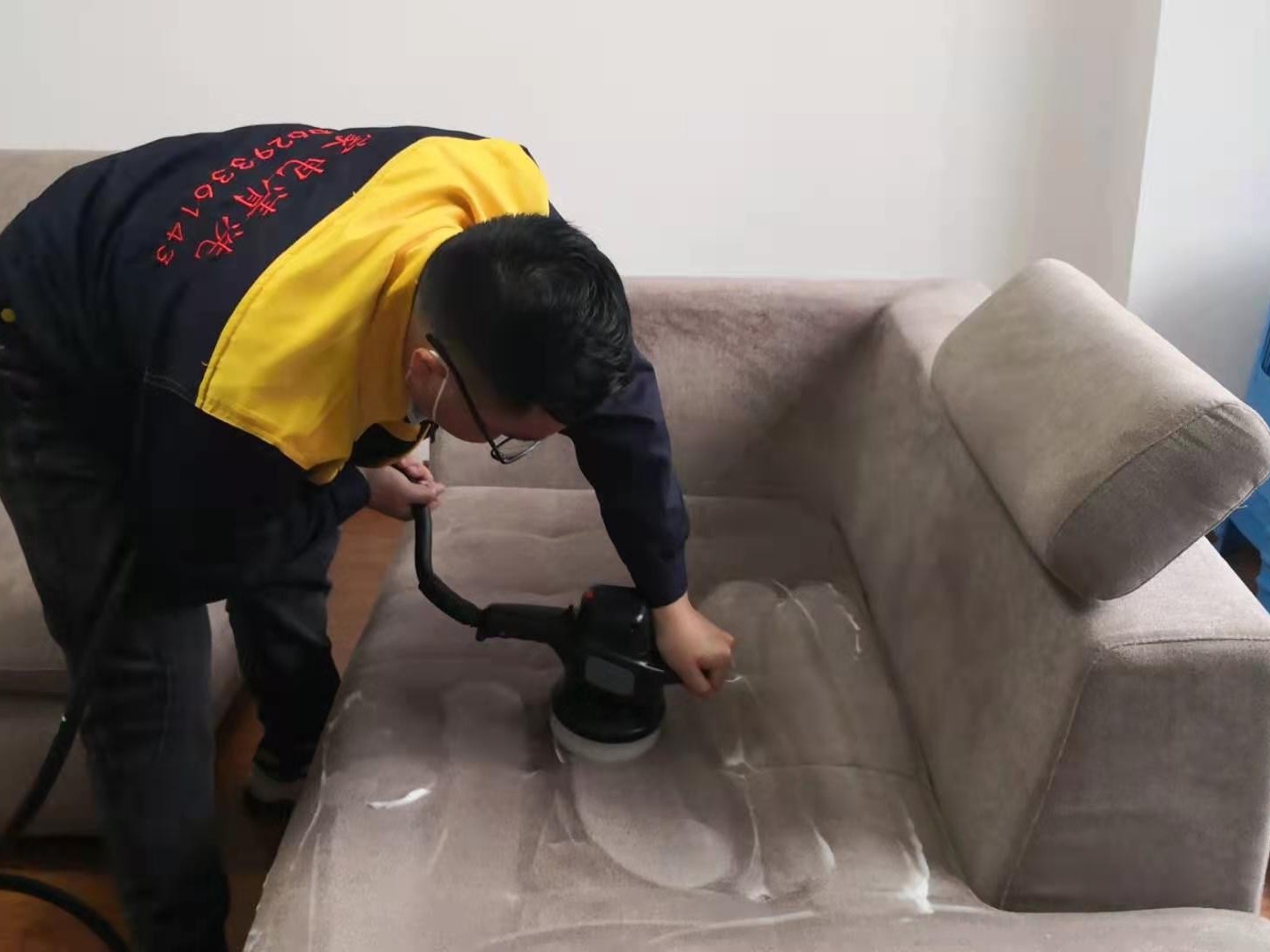 宜昌市委大院辦公室沙發清洗